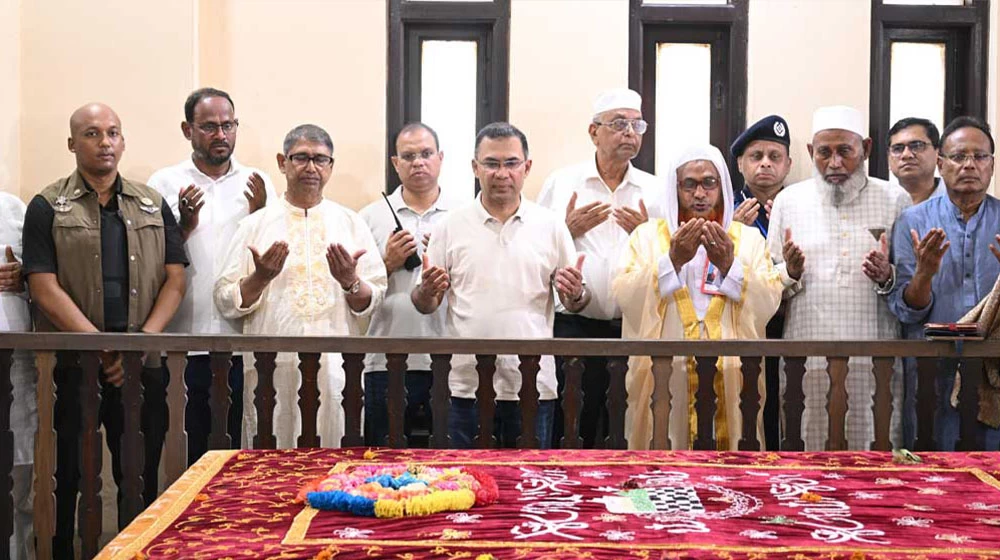 মাওলানা ভাসানীর কবর জিয়ারত করলেন প্রধানমন্ত্রী