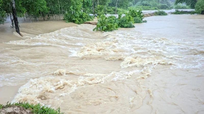 টানা বর্ষণ ও পাহাড়ি ঢলে বিপৎসীমার ওপরে ৫ নদীর পানি