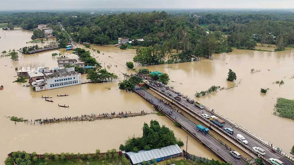বন্যা ও পাহাড় ধসে মৃত্যু বেড়ে ৪৪, ক্ষতিগ্রস্ত ১০ লাখের বেশি মানুষ