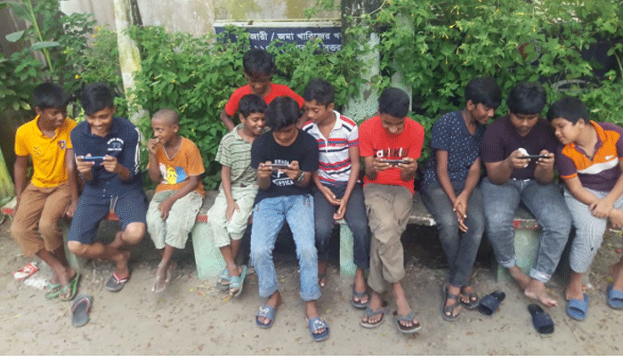 মোবাইল আসক্তি বাড়ছে শিশুদের
